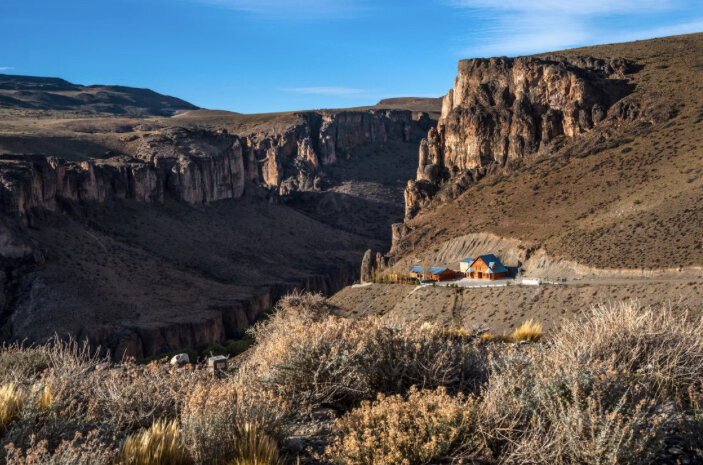 Современный вид, открывающийся на выходе из «Пещеры рук» 