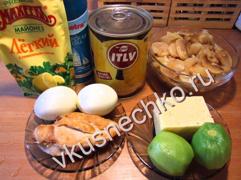 Киви, ананасы, куриная грудка, грибы, сыр, яйца - ингредиенты для приготовления салата.
