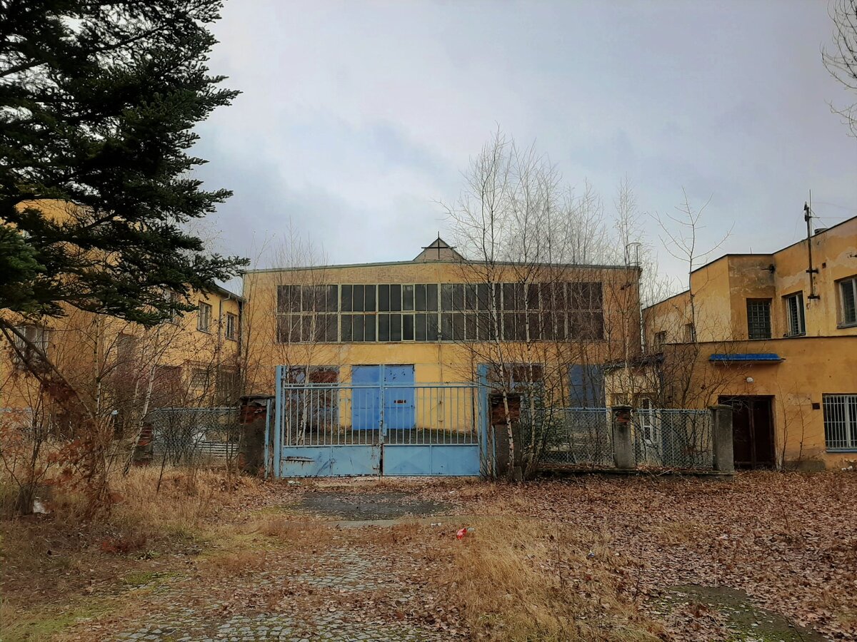 Обратите внимание на проходную, справа...