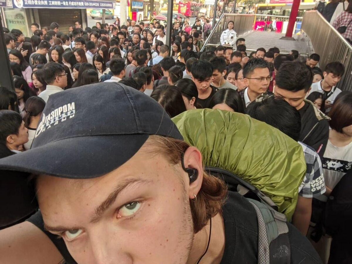 Час-пик на входе в метро Гуанчжоу