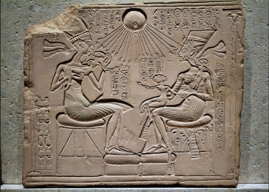 Нефертити и Эхнатон с дочерьми. Фото из открытого источника в Яндексе.