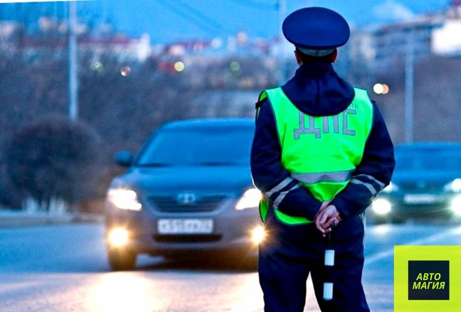 Сотрудник ГИБДД хочет оштрафовать за непристёгнутого заднего пассажира? Советую, что делать. Фото: Яндекс.Картинки