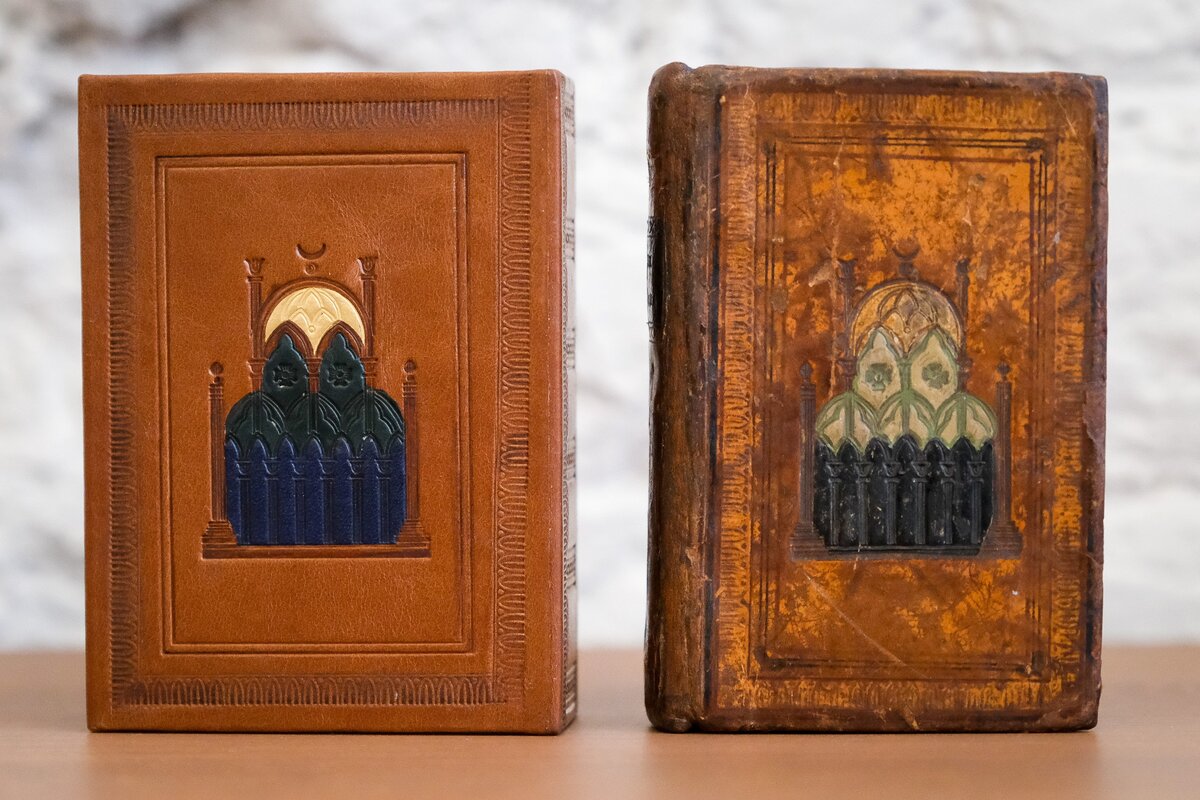 Издание "Басен Крылова" во владельческом переплете, для которого мы изготовили футляр, повторяющий аппликации на сторонках. 