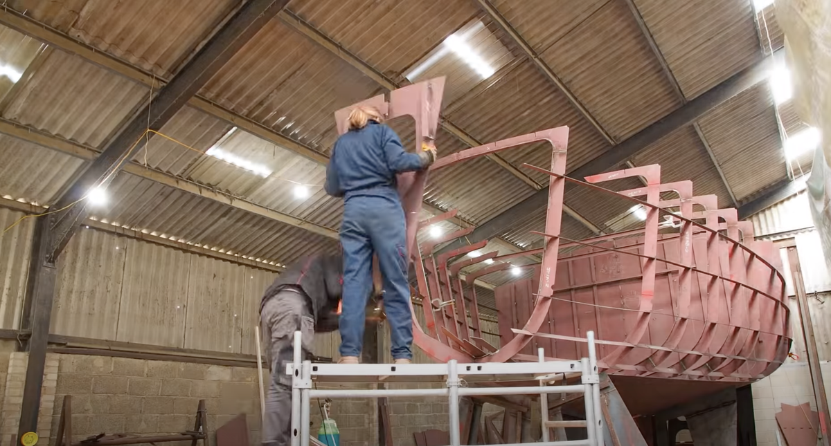 Семейна пара из Англии строит собственную яхту из готового набора (кита). Фото с канала Youtube Sailing Hunk of Junk