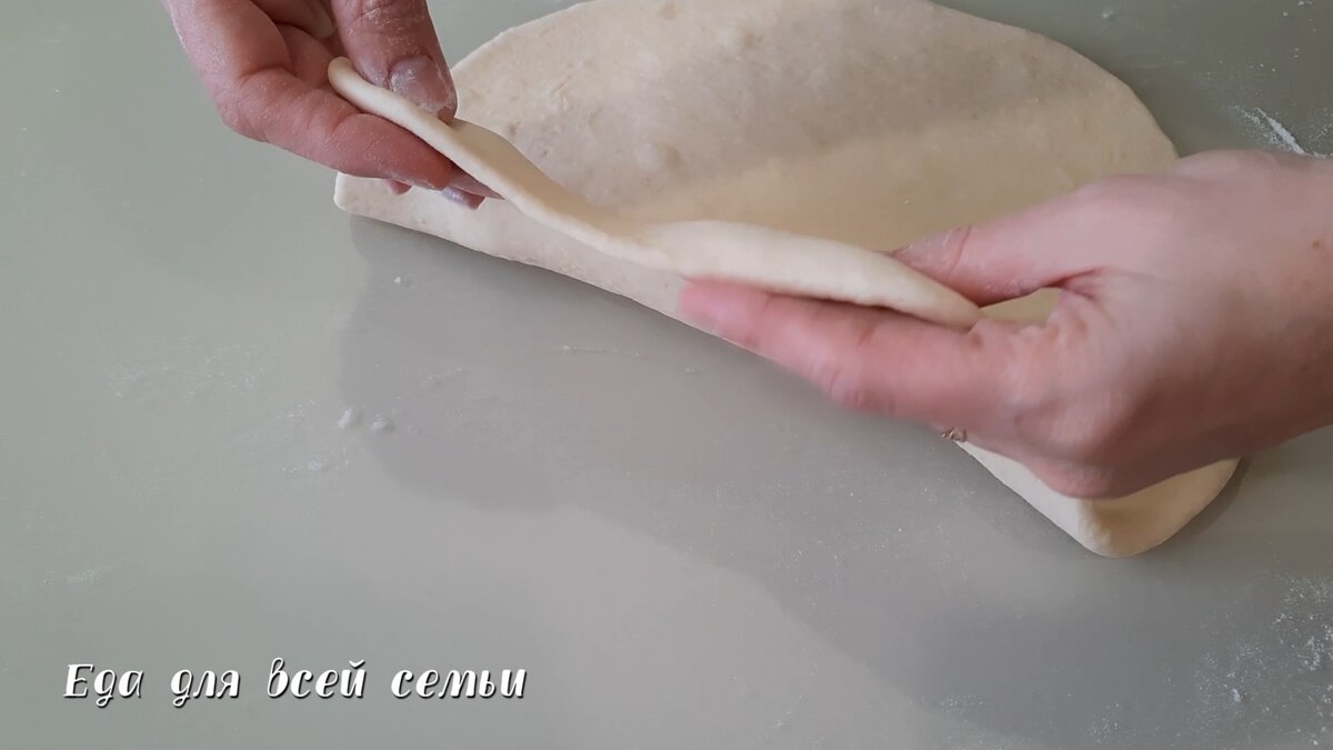 Делим готовое тесто на 2 части и из каждой раскатываем пласт толщиной около 4 мм.