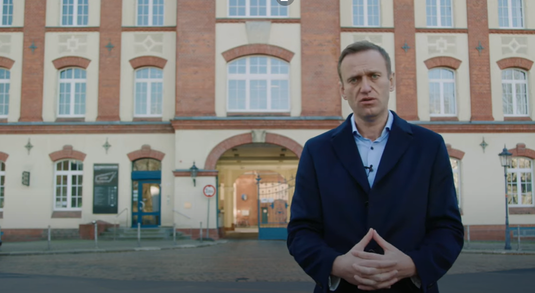 Навальный жил в москве. Новое расследование Навального. Навальный 2020. Навальный школьники.