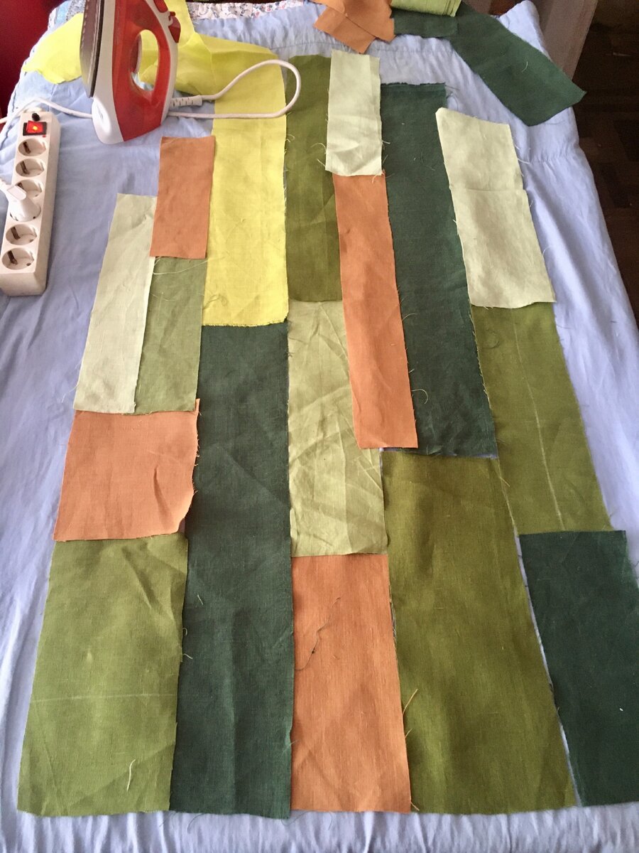 Первая выкладка полосок для лоскутного платья.