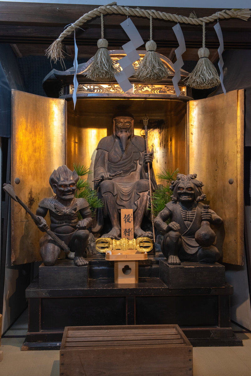 Изображение Эн-но Гёдзя и его подручных демонов в храме Ёсимидзу-дзиндзя