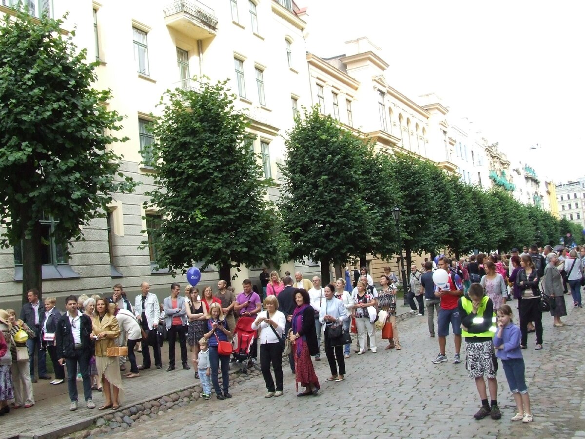 Знаменитая рижская улица Алберта с домами в изысканном югендстиле (балтийский модерн) теперь пуста. Фото автора