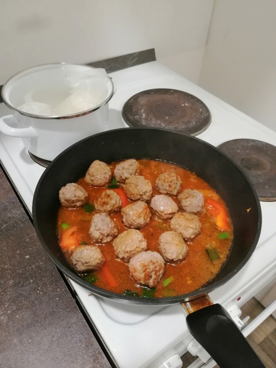 Тефтели в томатном соусе с овощами