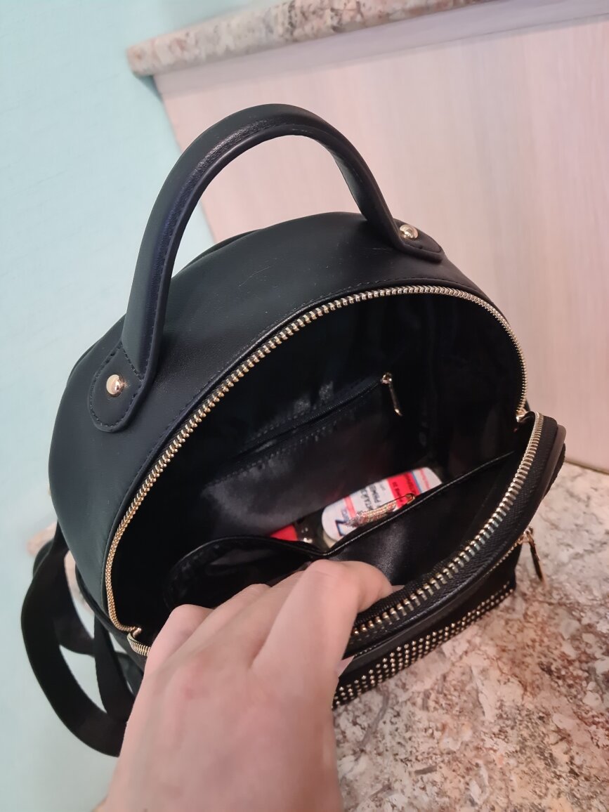 вместительный внутри, карманы для документов, карточек, телефона