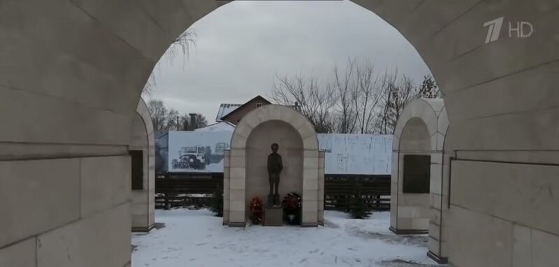 Памятник Тане Савичевой