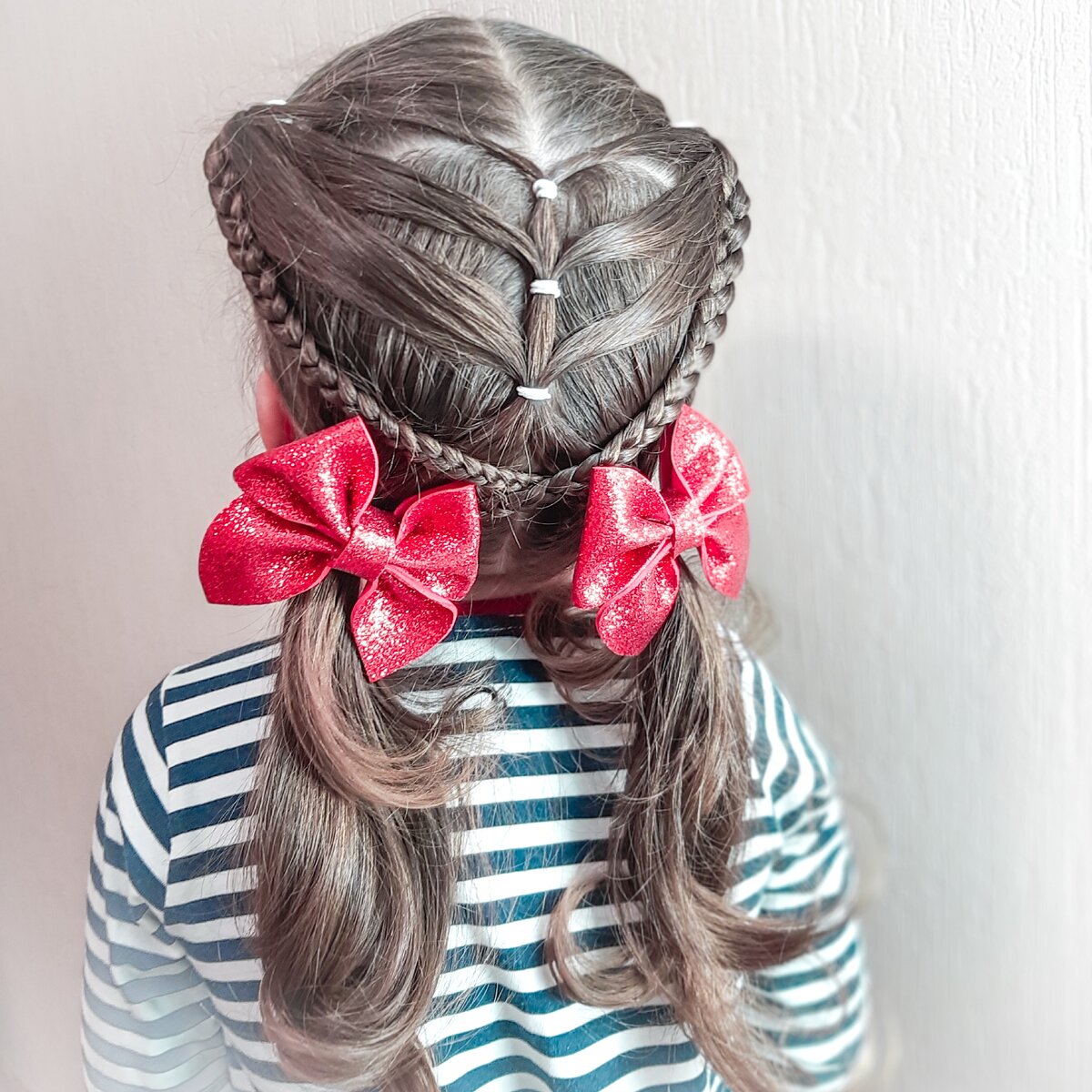 ⠀
🥑 шампунь подбирается по типу кожи головы (для сухой кожи головы, для жирной, для нормальной)
⠀
🥑 промывать кожу головы шампунем нужно 2 раза за одно мытьё
⠀
🥑что бу узнать, подходит ли вам шампунь, нужно помыть им голову хотя бы раз 10😜, да-да, а не бросать после первого мытья и говорить, что Ш не подходит
⠀
🥑 привыкания к шампуню не бывает, не нужно постоянно его менять. Единственной причиной смены Ш. могут быть гормональные изменения вашего организма (беременность, антибиотики, и тд)
⠀
🥑 шампунь может вызвать аллергию в виде зуда, итог: отшелушивание верхнего слоя кожи головы (часто путают с перхотью). Если появилась хоть какая-то реакция, меняем Ш
⠀
🥑основная функция шампуня - очищать кожу головы👆
