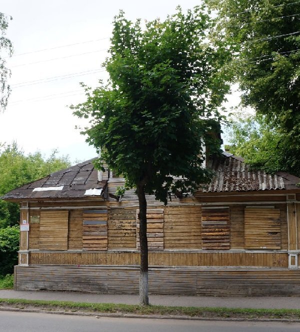 Николаевский, ныне - Карла Маркса, проспект в Новой Ладоге еще с дореволюционных времен отличался обилием деревьев. Фото из ТГ-канала "Живой город"