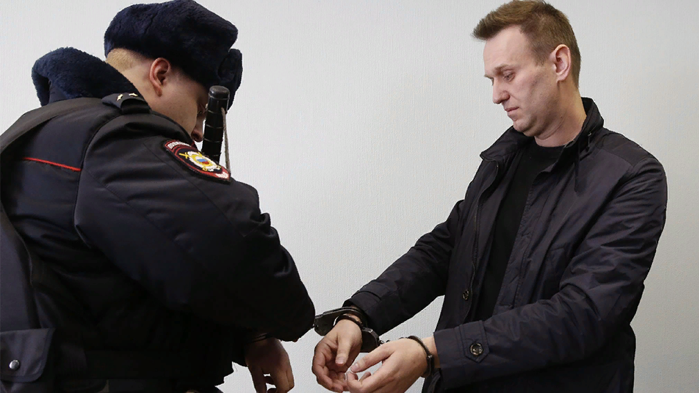 Навальный мошенничество. Суд наручники. Рука Навального в наручниках. Навальный в суде.