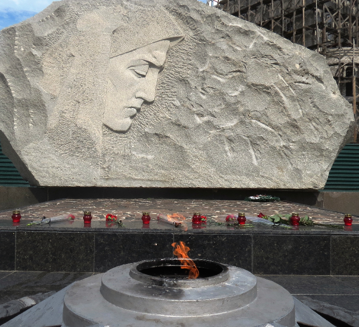 Город молодогвардейцев 9. Вечный огонь краснодон молодая гвардия. краснодон братская могила молодой гвардии. братская могила молодогвардейцев в краснодоне скорбящая мать.