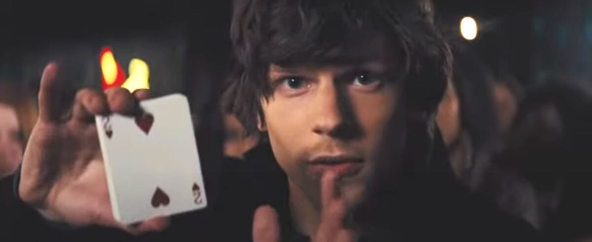 Джесси Айзенберг. Скриншот кадра "Иллюзия обмана" (2013). Режиссер Луи Летерье, сценаристы Боаз Якин, Эд Соломон, композитор Брайан Тайлер