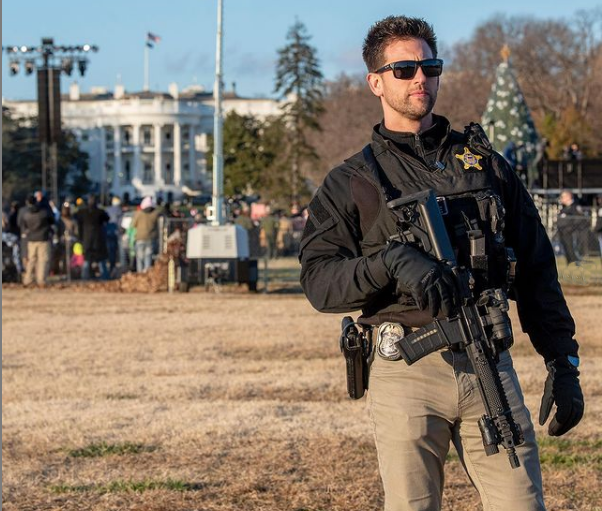 Он один бы остановил толпу)). Фото из инстаграма Секретной Службы.  https://www.instagram.com/secretservice/
