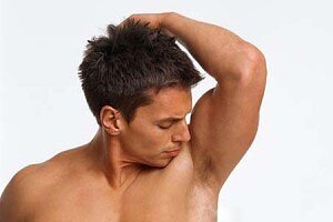 Почему в восточной Азии дезодоранты гораздо менее популярны, чем в Европе? Существует две версии гена ABCC11, распространённых в человеческой популяции. У тех из нас, кто владеет хотя бы одной из двух копий доминантной версии гена, выделяется жидкая ушная сера, а у обладателей двух копий рецессивного варианта ушная сера твёрдая. Также этот ген отвечает за выработку протеинов, которые выводят пот из пор в подмышках, привлекая создающих неприятный запах бактерий. У людей с твёрдой ушной серой такой пот не выделяется, поэтому у них нет проблем с запахом и необходимости пользоваться дезодорантом. К этой категории относится большинство населения восточной Азии, но очень мало европейцев.