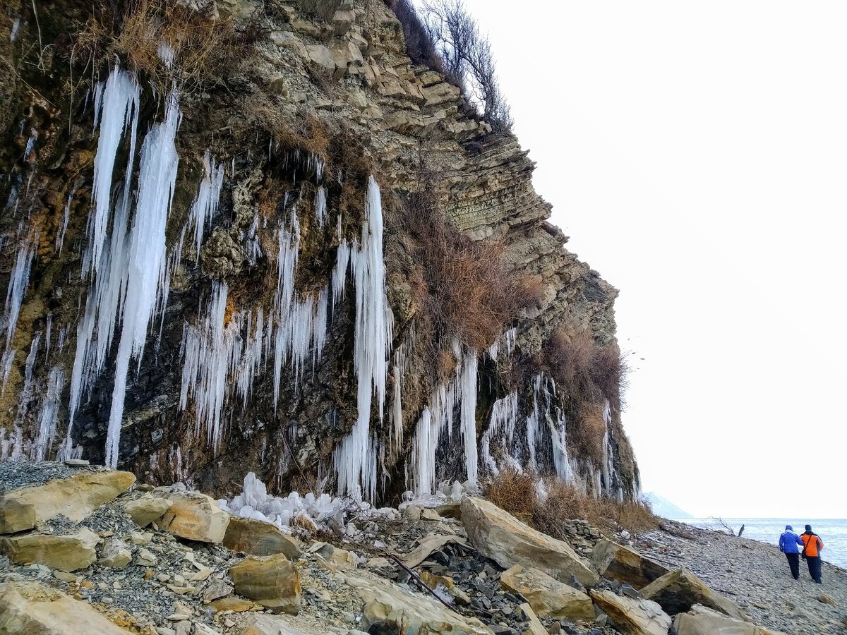 Высокий берег Анапы. Плачущие скалы замёрзли.