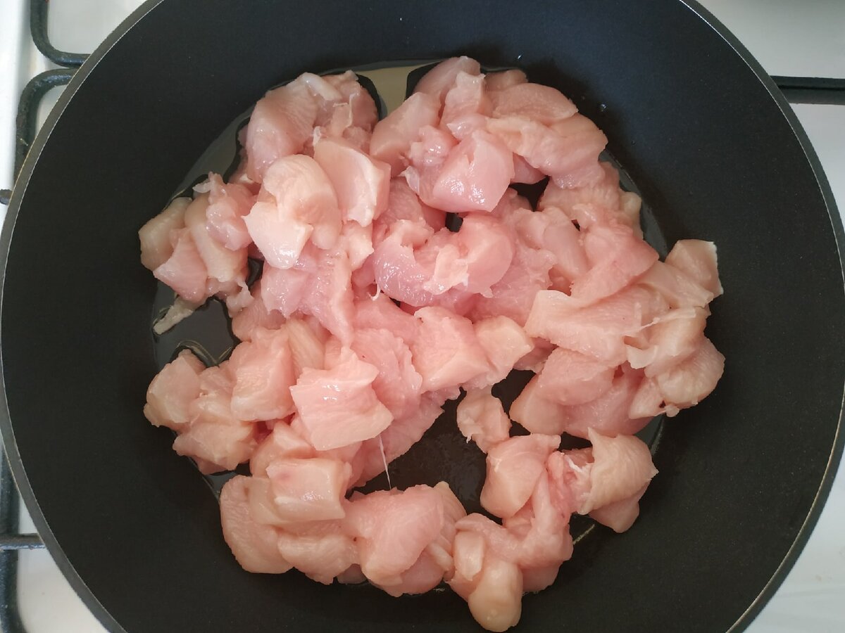 Произвольно нарезаем курицу