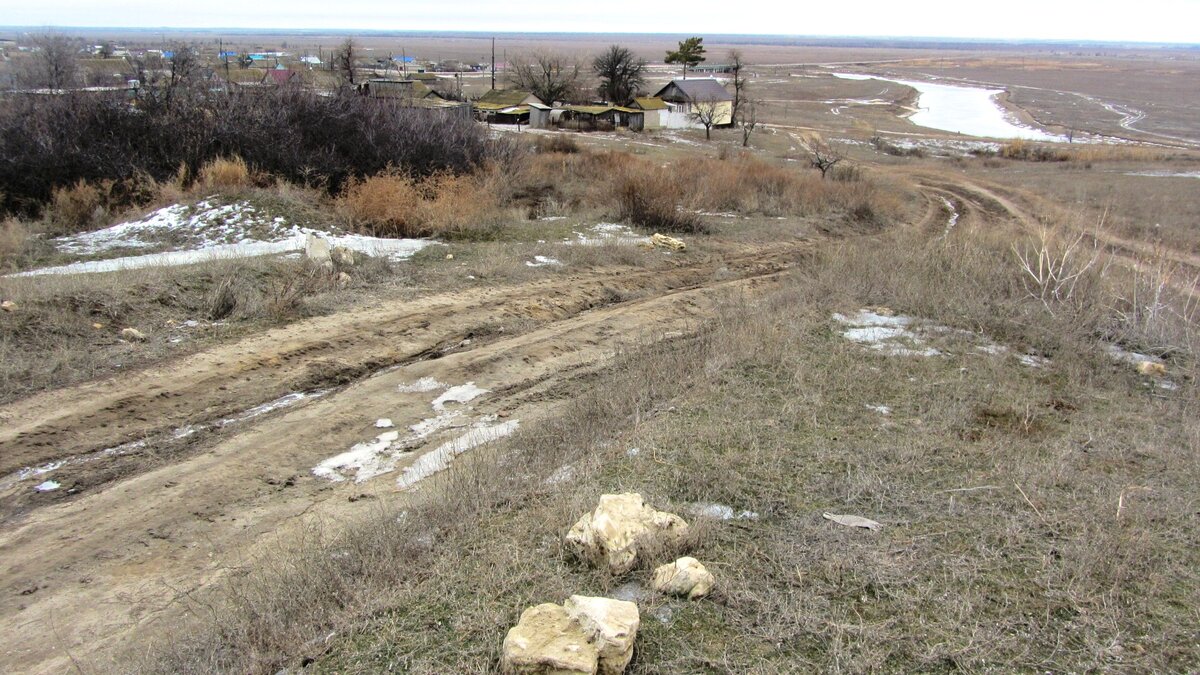 Дорога, в которой просматривается часть каменной стены, с видом на р. Аксай Есауловский