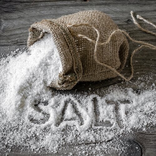 ФОТОМАТЕРИАЛ - https://www.escoffier.edu/wp-content/uploads/ever-accidentally-spilled-salt-some-superstitious-people-believe-the-dev_1028_40037559_1_14107745_500.jpg