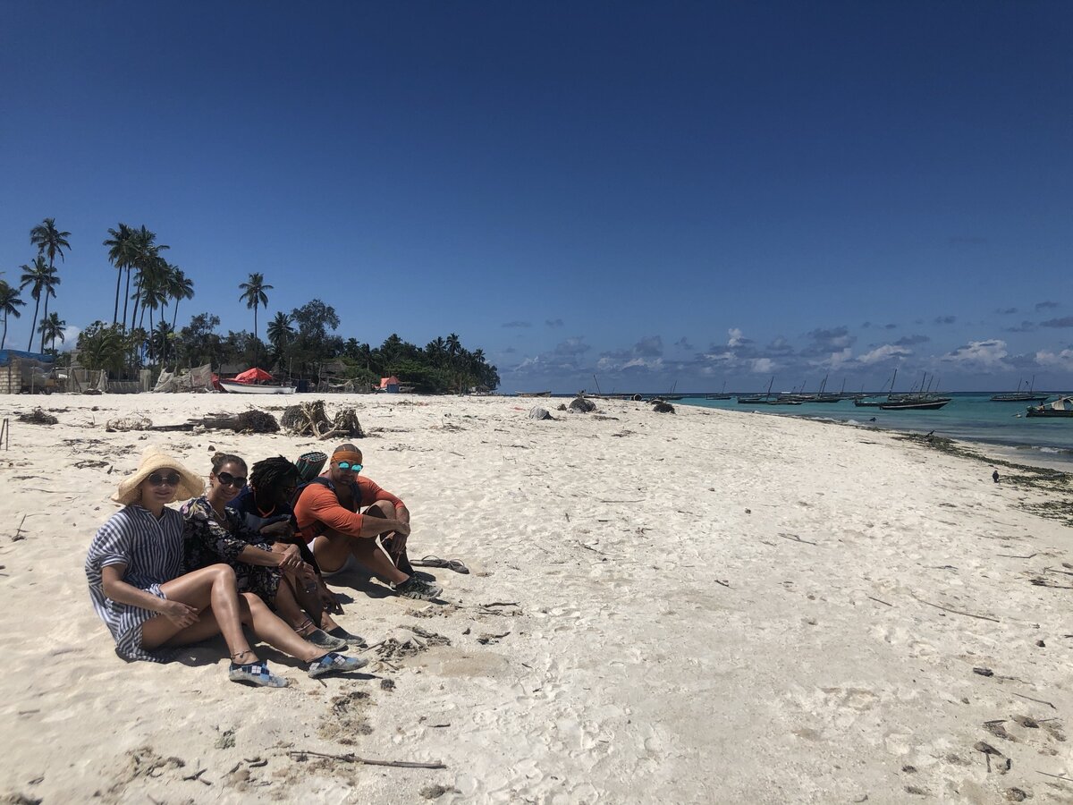 Договариваемся на экскурсию. Африканца Кевина особо и не разглядеть))