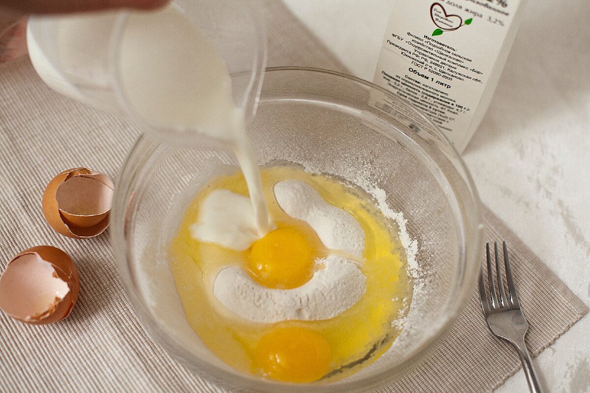 Я мешаю сначала просто вилкой, так удобнее.