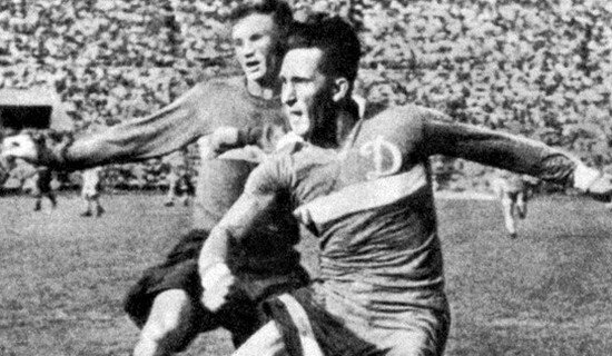 Сергей Соловьев на переднем плане. Источник фото.