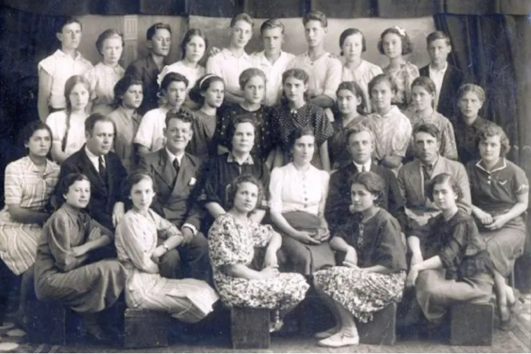 Как менялись школьные наряды выпускниц при СССР, фото от 40-х годов до наших дней