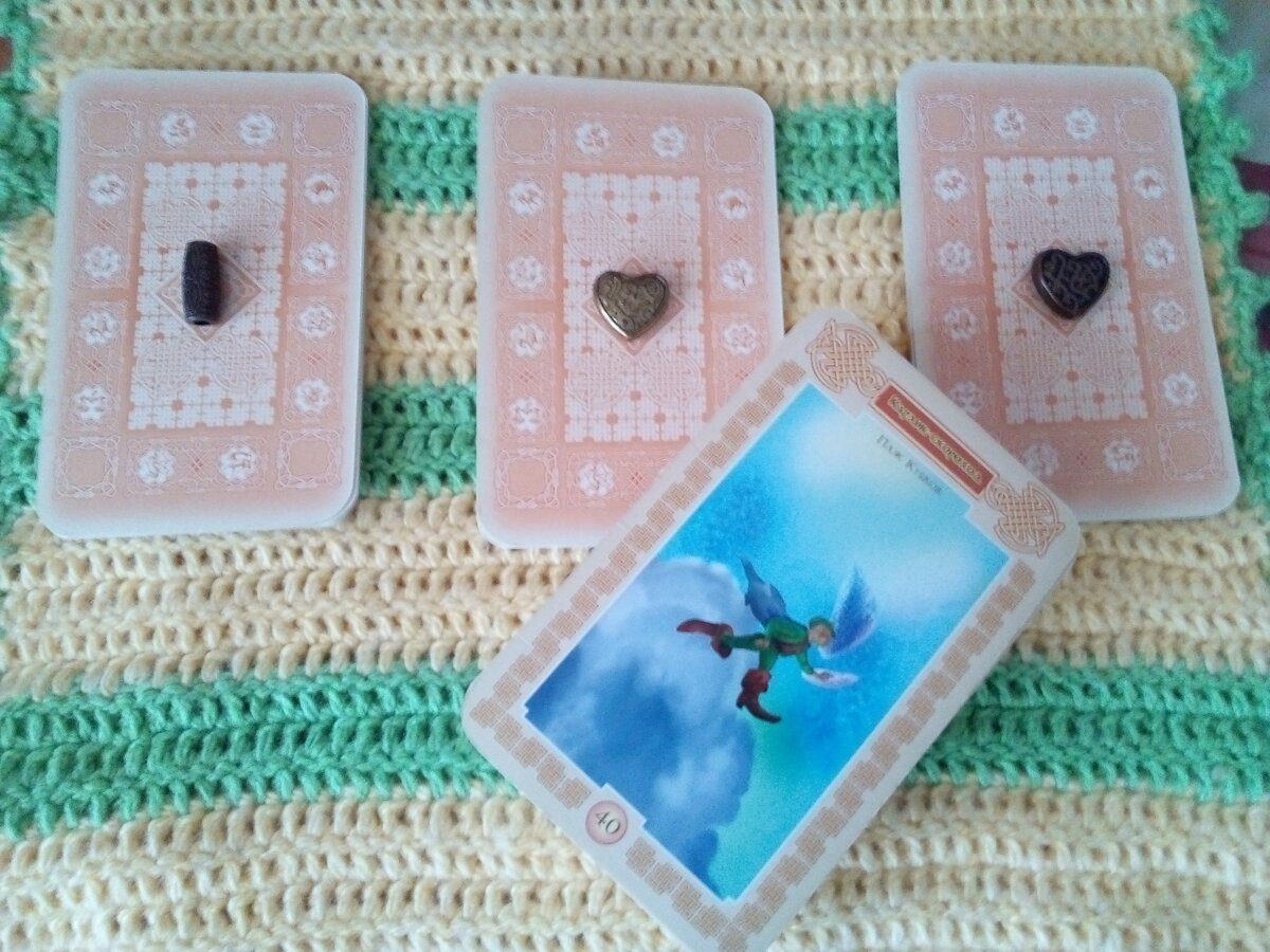 Варианты прогноза и карта на дне колоды, дающая основные рекомендации дня. Ее можно использовать, как дополнение к вариантам, так и самостоятельно. Фото автора