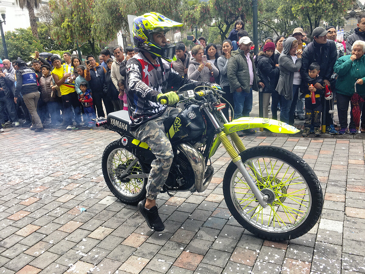 Карнавал в Кито, столице Эквадора. Фото автора, листайте галерею