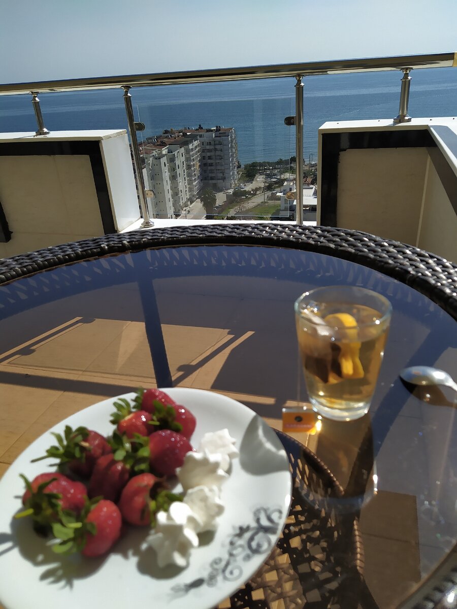 Мой завтрак в этой бесплатно-предоставленной квартире. Клубника самокупленная, 100 руб/кг= в начале марта!