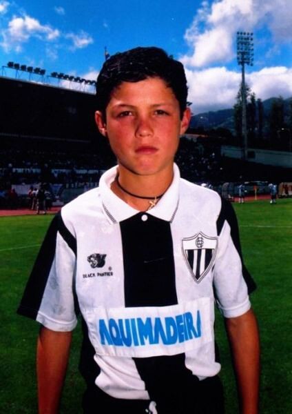 Роналу в детском футбольном клубе