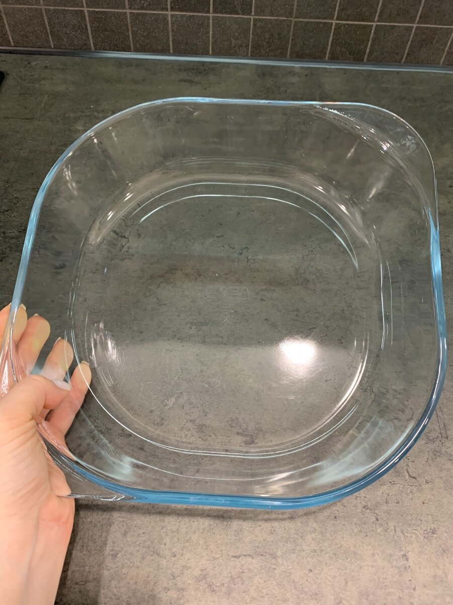 Достаточно тяжелая, с ручками