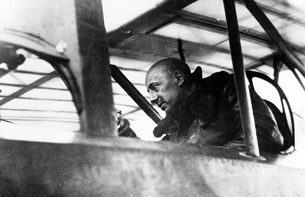 Габриеле д’Аннунцио за штурвалом своего самолёта. Источник: pinterest.ru