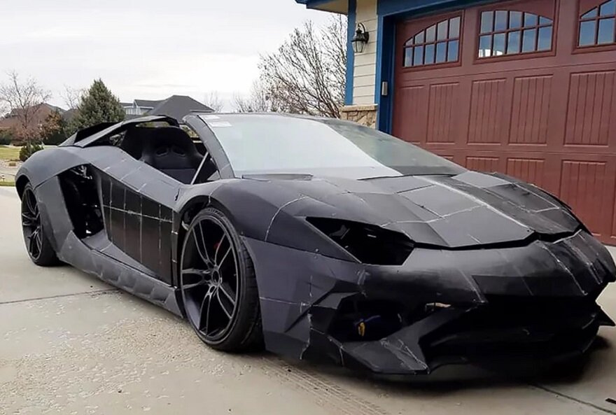 "Lamborghini Aventador" ,сделанная Стерлингом Бэкусом из картона
