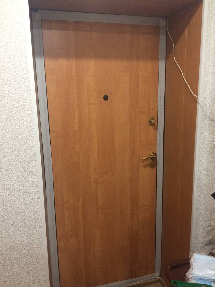 Соседка посоветовала заклеить дверь малярной лентой