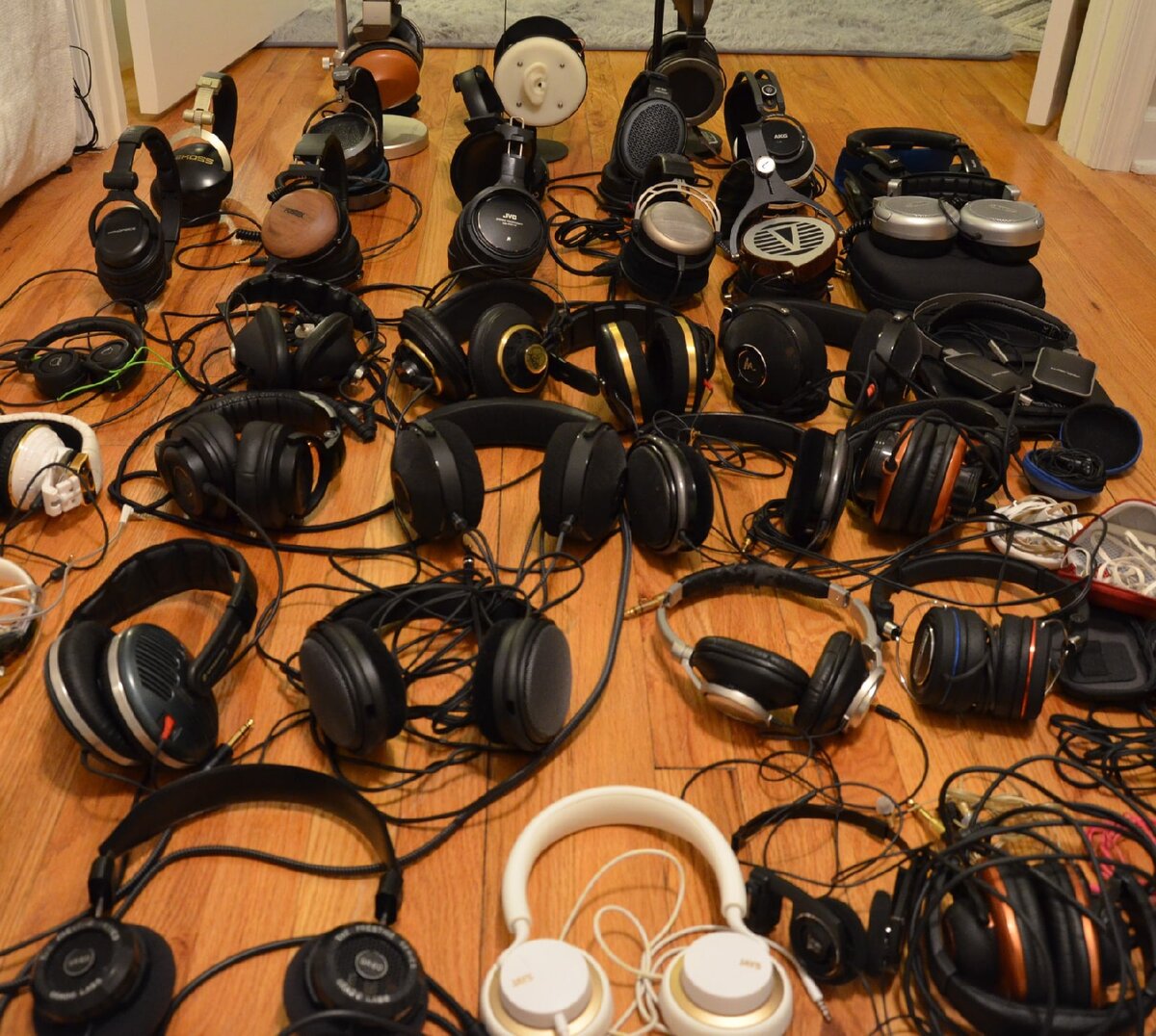 Изобретатели протестировали своё решение на самых разных классических наушниках стоимостью от 3 до 15 тысяч долларов. Фото Siddharth Rupavatharam.