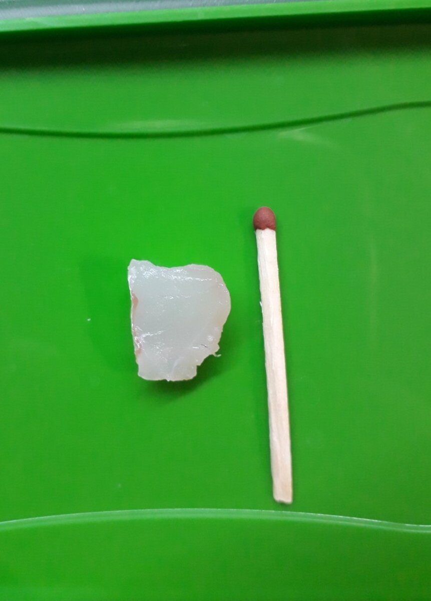 Вот примерно такого размера кусочки должны получиться при рубке. Можно и мельче, но не используйте для этих целей блендер. Он нарушит нежную структуру судака и получится кашка из судака. А нам этого не нужно 😊 