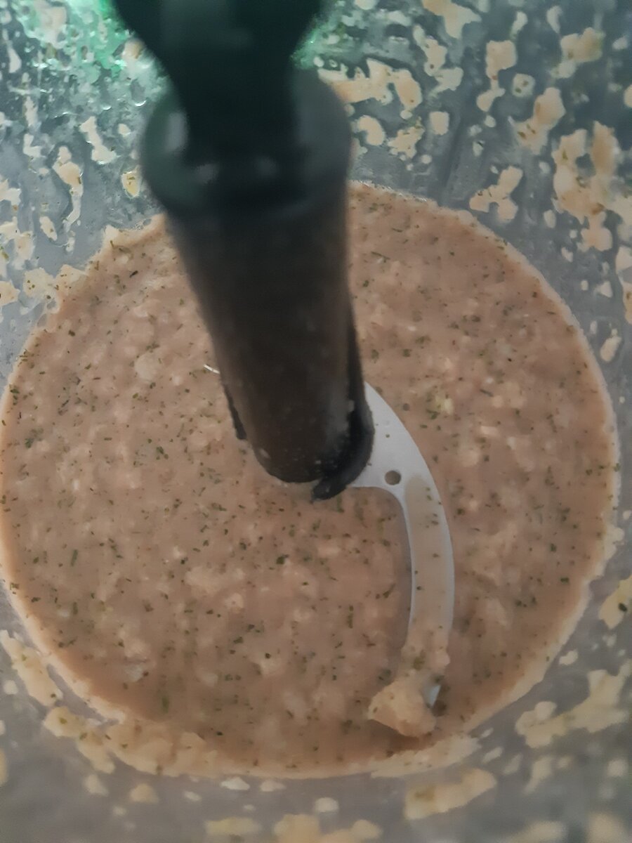 Смесь из лука, масла, бальзамического уксуса и воды с доюавлением сушёного юазилика