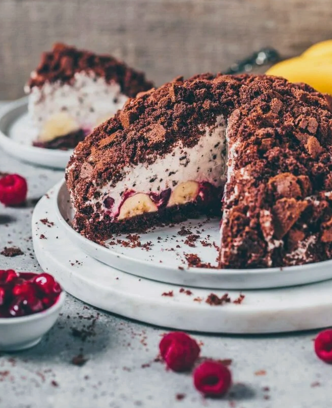 Веганский шоколадный торт-шкатулка. С бананами, вишней и сливками.