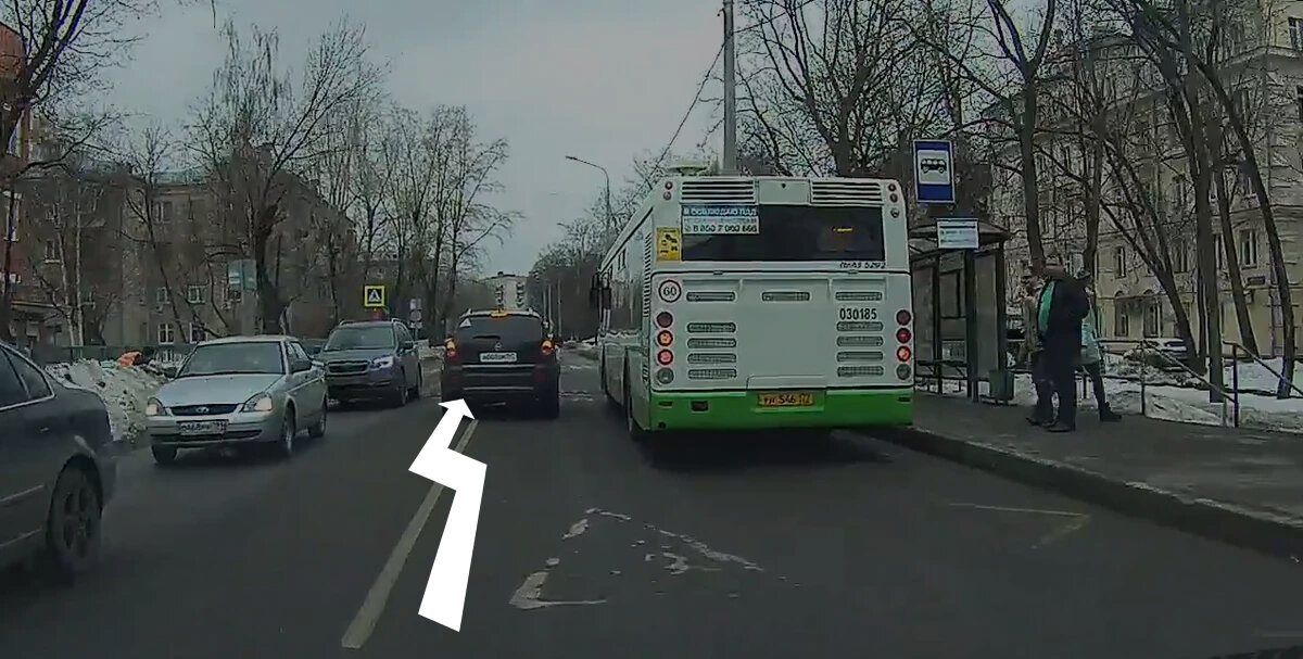 Можно ли объехать остановившийся автобус через сплошную?