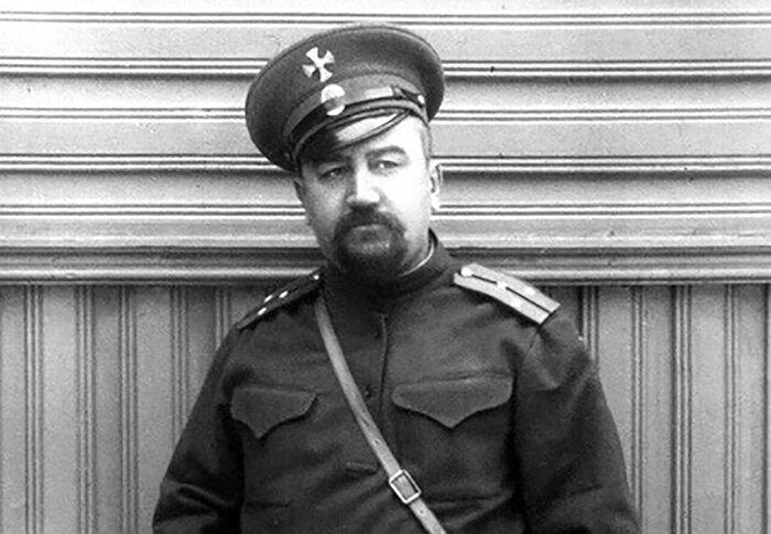Охотно занимаясь журналистикой, публикуя статьи и репортажи в разных газетах, Александр Иванович много разъезжал, живя то в Москве, то под Рязанью, то в Балаклаве, то в Гатчине. Итогом первых после офицерской службы беспокойных лет стали две книги – сборник очерков «Киевские типы» (1896 г.) и сборник рассказов «Миниатюры» (1897 г.). Позднее Куприн оценил их как «первые ребяческие шаги на литературной дороге».