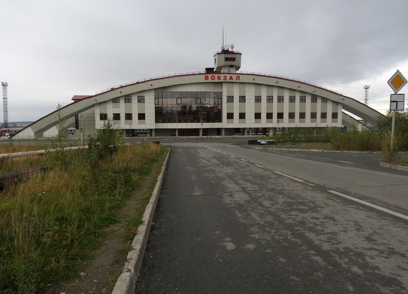 Москва салехард поезд. ЖД вокзал Лабытнанги. Вокзал города Лабытнанги. ЖД станция Лабытнанги. Салехард ЖД вокзал.