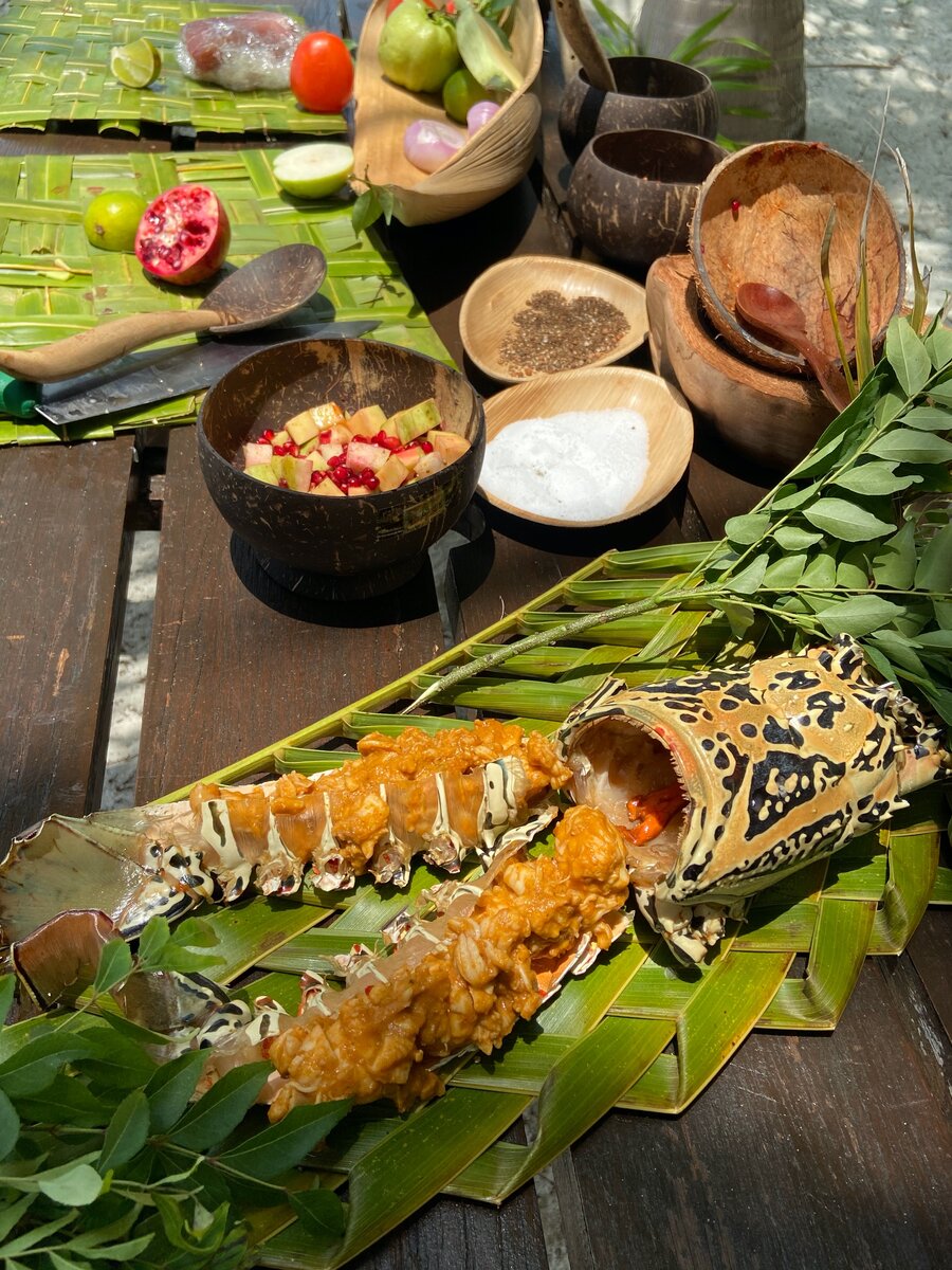 Вот такая подача местного сала в панцире лобстера