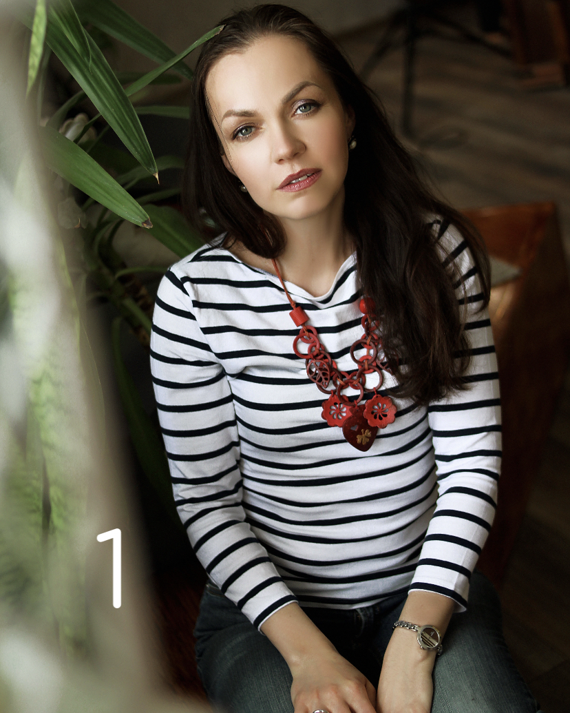 Как начался мой путь и куда меня вела за собой невидимая рука и зов?         

Около двух лет назад, на вебинаре Бизнес Молодости я услышала
 приблизительно такое послание: 
 «Если оглянуться назад, вы увидите: ваша жизнь, такая как она есть, определилась всего несколькими ключевыми решениями. Хотите управлять судьбой, умейте видеть поворотные точки, именно они определяют вашу траекторию на годы вперед».

После я долго медитировала над этой мыслью: вроде не поспоришь, но как понять, что этот самый миг и есть поворотная точка? В какой момент зарождается начало той самой точки?? Когда держать руку на пульсе и делать решающий выбор, а когда можно расслабиться? 

В поиске ответа я оглянулась на собственную жизнь. Какие решения ее определили? Какие обстоятельства создали саму необходимость решать? Насколько в них властвовала доля рока, злого или доброго, а насколько – моя воля?
 
В результате моя личная история сгруппировалась в девять поворотов, 
из которых умышленно исключены рождение, детство и отрочество.
 Не потому, что мои от нуля до четырнадцати не важны, они сделали 
меня мной, но эти годы определили скорее внутреннее.

Речь же пойдет о внешних событиях, которые в том числе отправили меня в педуниверситет, с целью высадить в аэропорту Шарль де Голль стажером-финансистом в мультинациональной корпорации, позже вручили руль управления бюджетом и инвестициями брендов Магги и Быстров, чтобы затем…погрузить в глубины одновременно мирового космоса и человеческого подсознания.                            Как это могло срастись между собой? 

Причиной хитросплетений далеко не всегда стали «внезапные обстоятельства», 
в одночасье меняющие жизнь. Более того, как я сейчас вижу, судьба была так хитроумна, что поворотные точки определились чем-то на первым взгляд неважным или не имеющим ко мне никакого отношения. Например, школьным конфликтом, трудностями с грудным вскармливанием, вещим сном, подаренной улыбкой, уроками французского для студентки юрфака или корабельными соснам и ввысь голубого неба. 

Но начну я с самого начала, с того, как некупленный вовремя учебник по математике может изменить жизнь двадцати человек. 