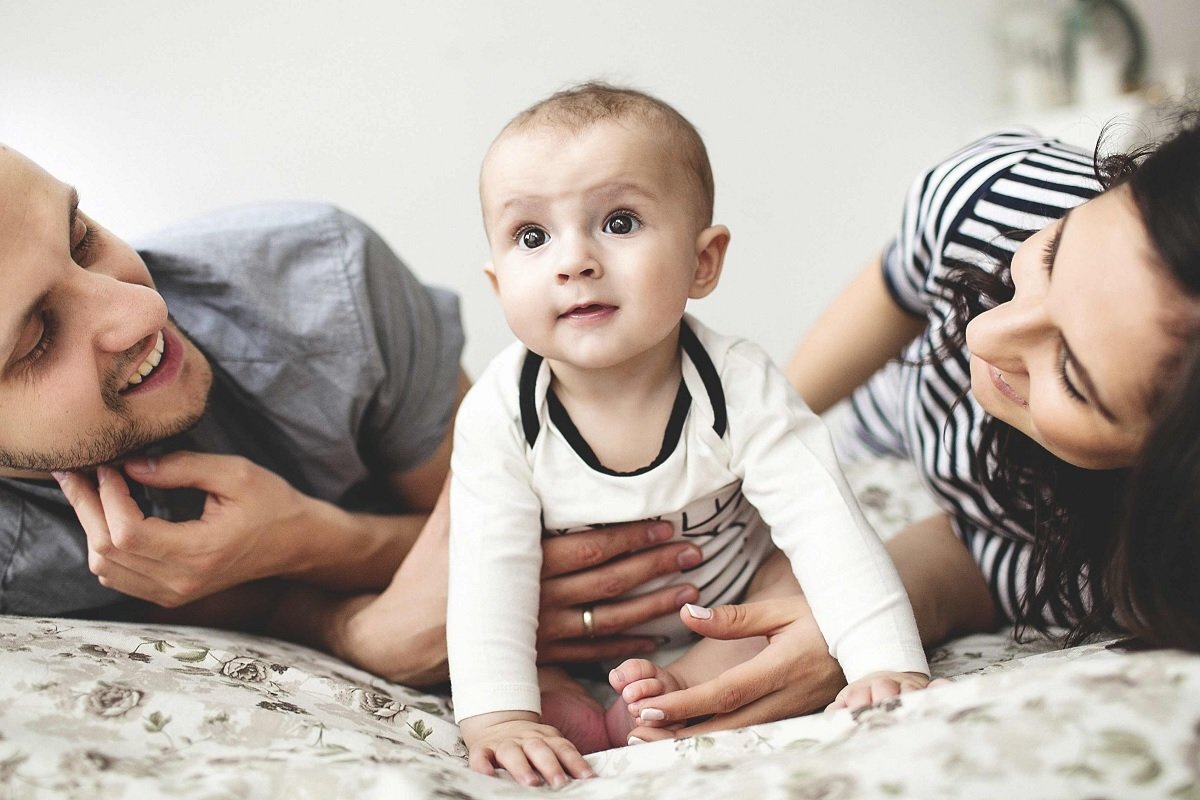 мужчина с ребенком. фотосессия с новорожденным. малыш фотосессия с мужем. родители целуют ребенка. мужчина любит детей.