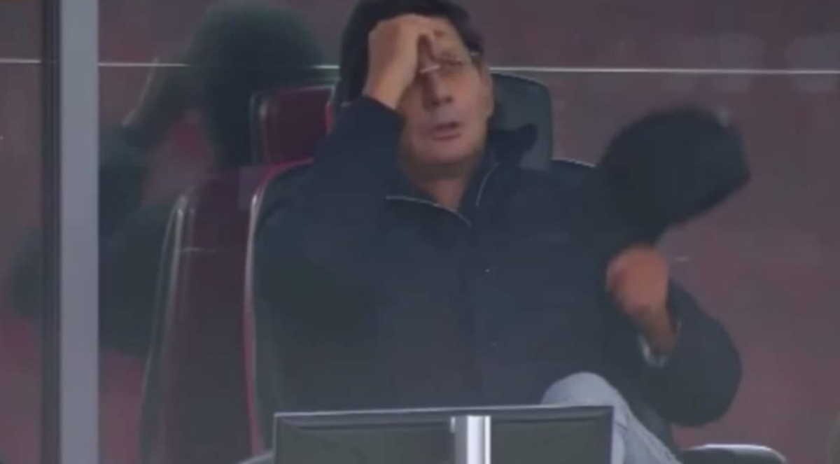 Леонид Федун перекрестился в начале матча с "Легией". Не помогло...